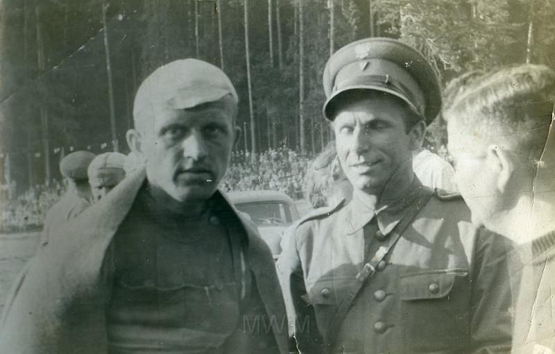 KKE 2286.jpg - Fot. Stadion leśny. Wyścig kolarski. Od lewej: drugi Witold Kołakowski – tata Janusza Kołakowskiego, Olsztyn, 1952 r.